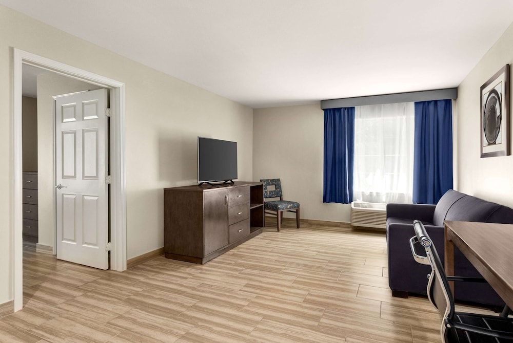 Family Suite, 1 King Bed, Non Smoking - Photo 2