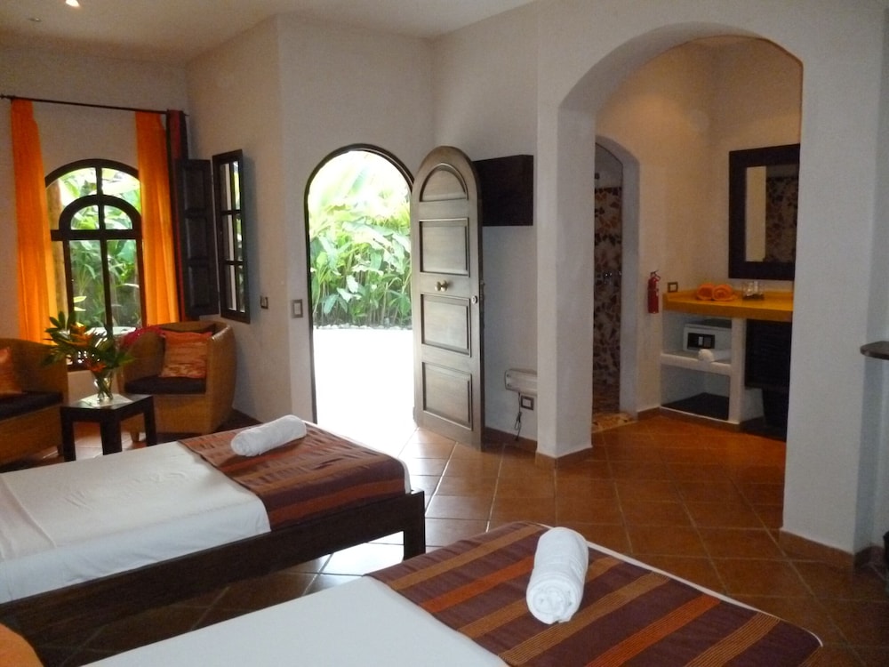 Bungalow, 2 Queen Beds
