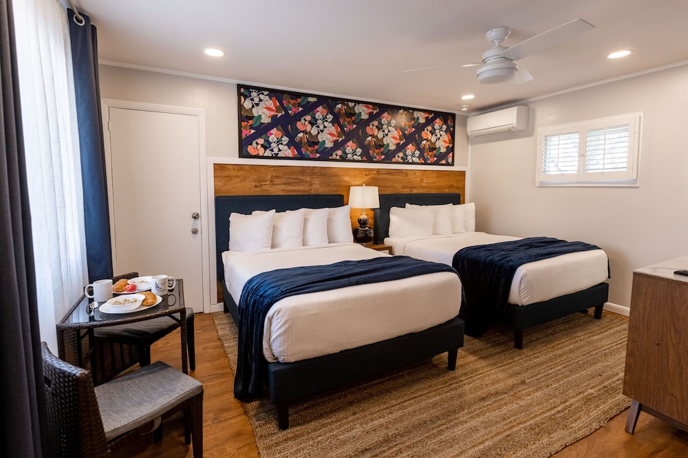 Room, 2 Double Beds, Kitchenette