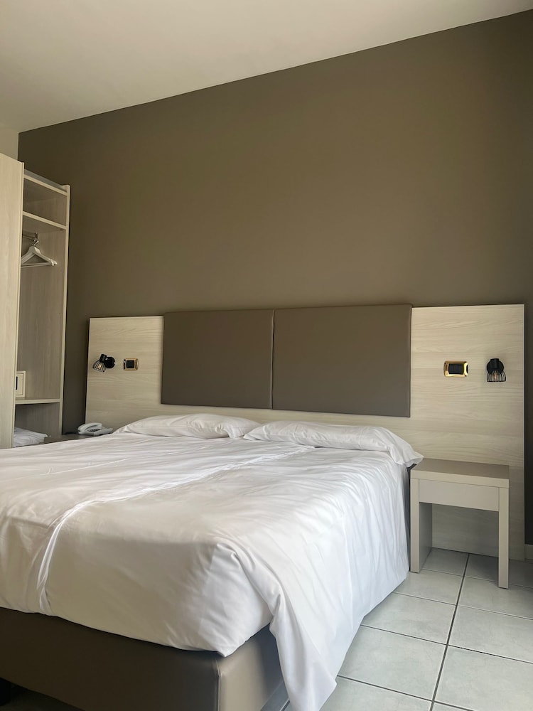 Standard Suite, 2 Bedrooms, Balcony, Lake View - Photo 2