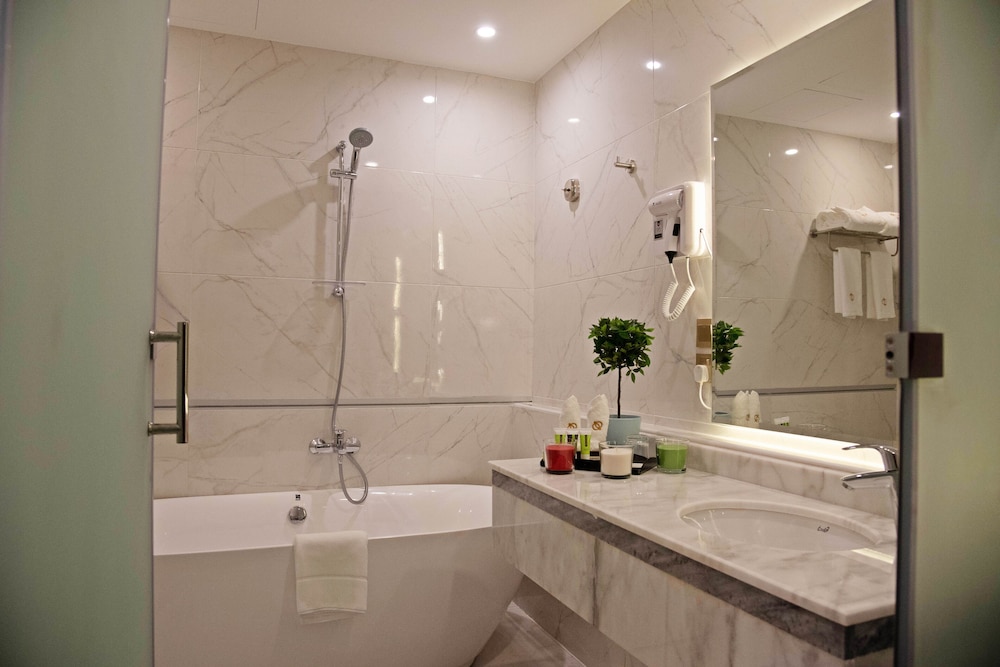 Deluxe Room King - Photo 4