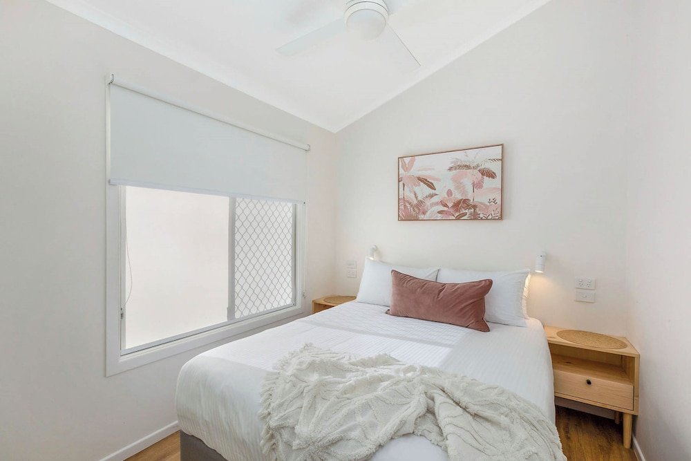 Deluxe Cabin - Sleeps 4 - Dog Friendly photo 2