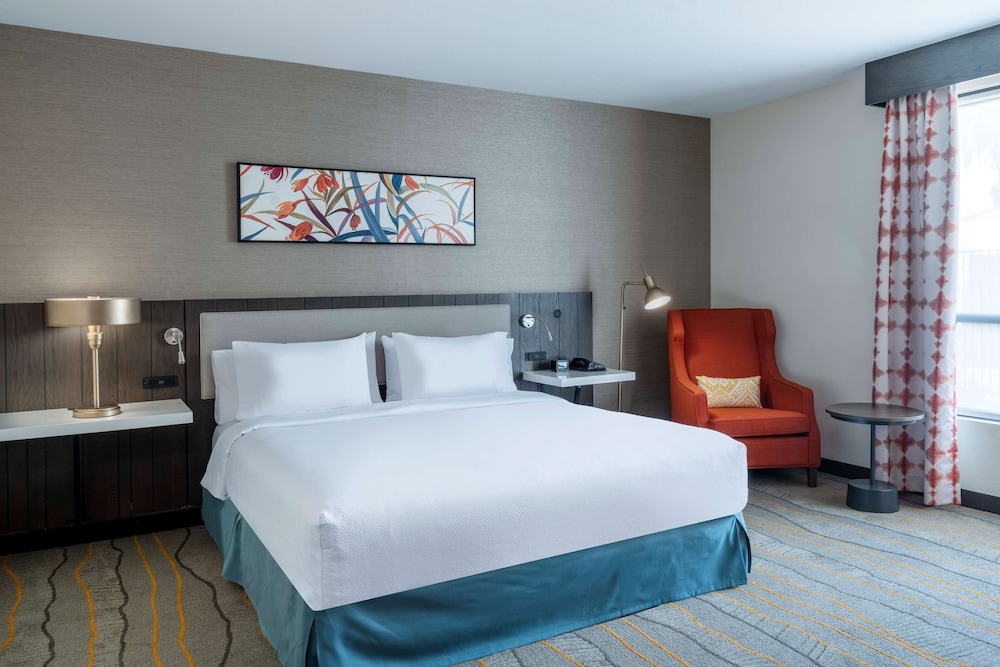 Deluxe Room, 1 King Bed - Photo 2
