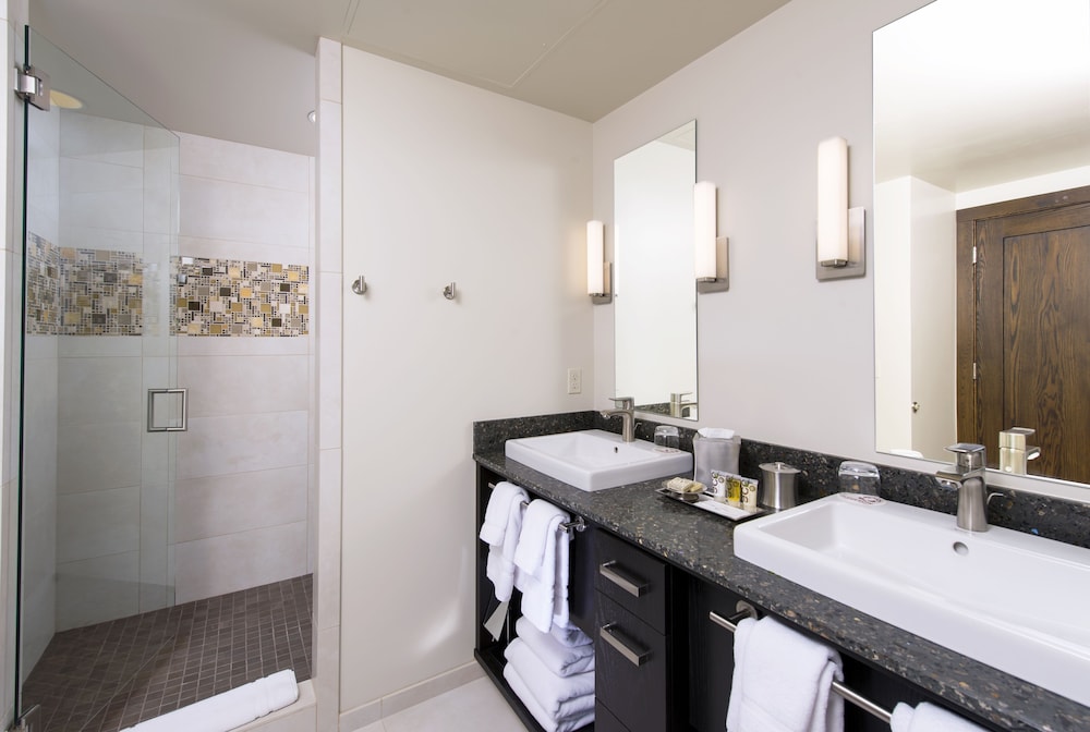 Deluxe Room, 1 King Bed, Mountain View/Golf Course View, photo 6