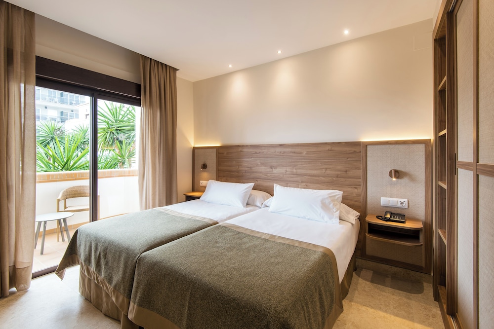 Double room with terrace, sea lateral view and pool view - Photo 3
