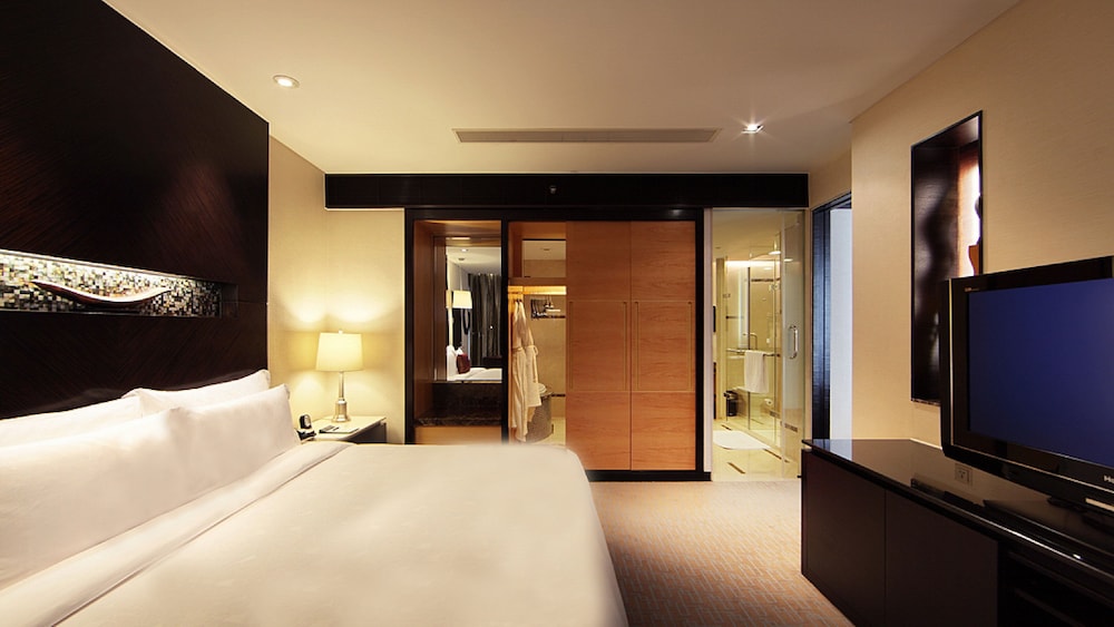 Junior Suite, 1 King Bed, City View - Photo 2