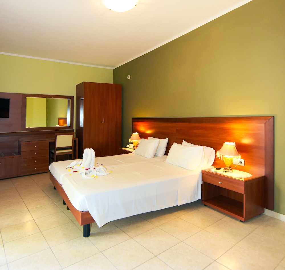Suite, 2 Bedrooms, Garden View photo 2