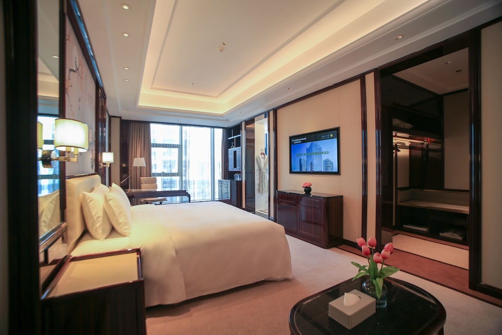 Deluxe Room, 1 King Bed - Photo 2