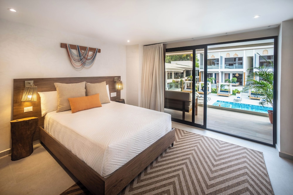 Deluxe Room, Pool View