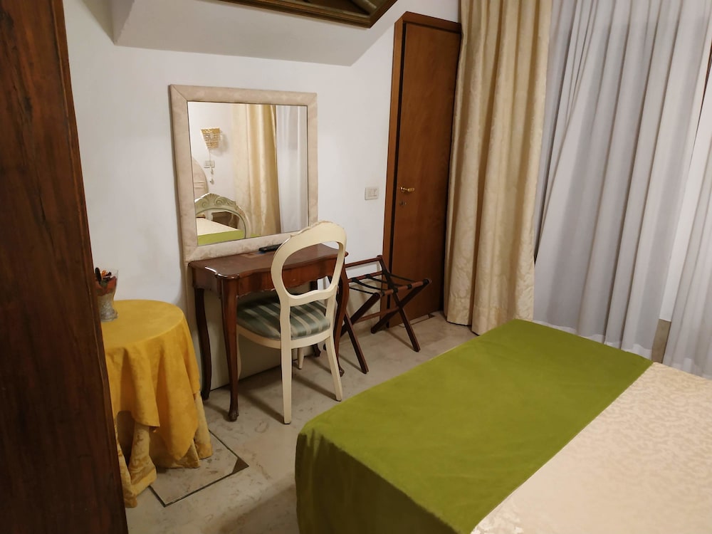 Economy Room photo 2