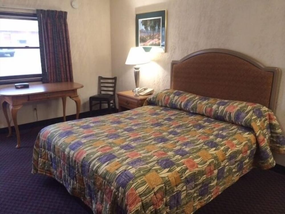 Standard Room, 1 Queen Bed photo 1