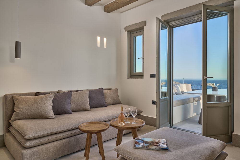Panoramic Suite Chill Out Pool - Photo 1