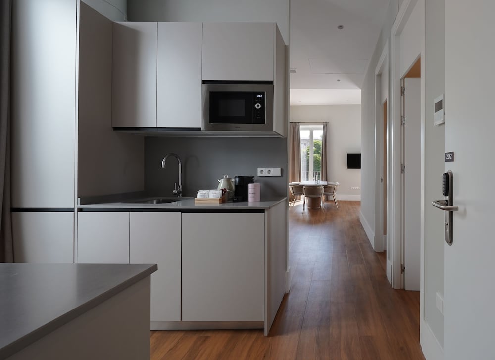3 Bedroom Apartment with Balcony - Photo 8