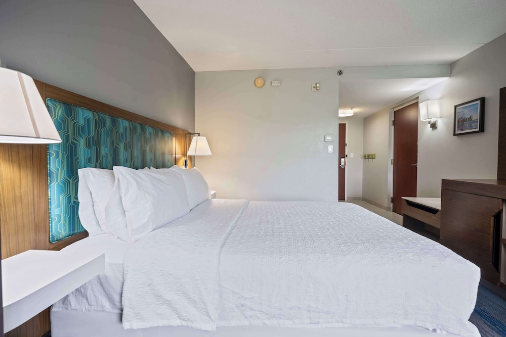 Standard Room, 1 King Bed, Non Smoking - Photo 3