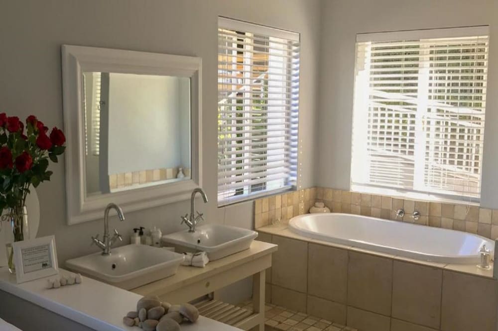 Honeymoon Room (Sea Facing Suite -Honeymoon) photo 2