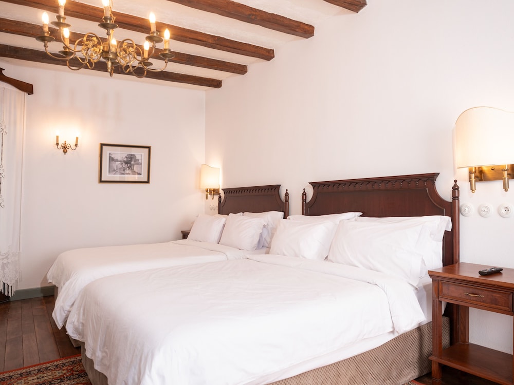 Deluxe Suite, City View