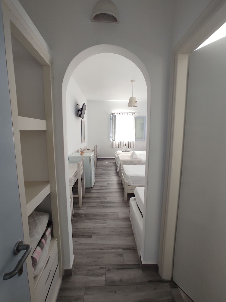 Budget Triple Room with Street view, No Balcony
