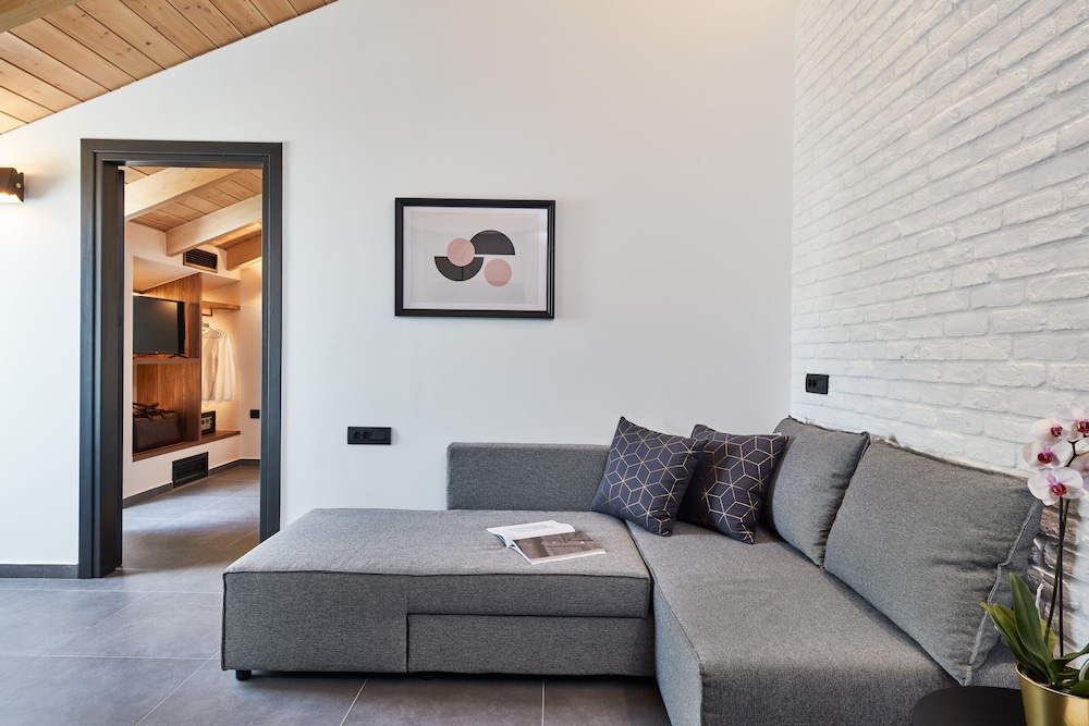 Deluxe Suite, 1 Bedroom (The room is located on the loft level and is accessible via stairs)