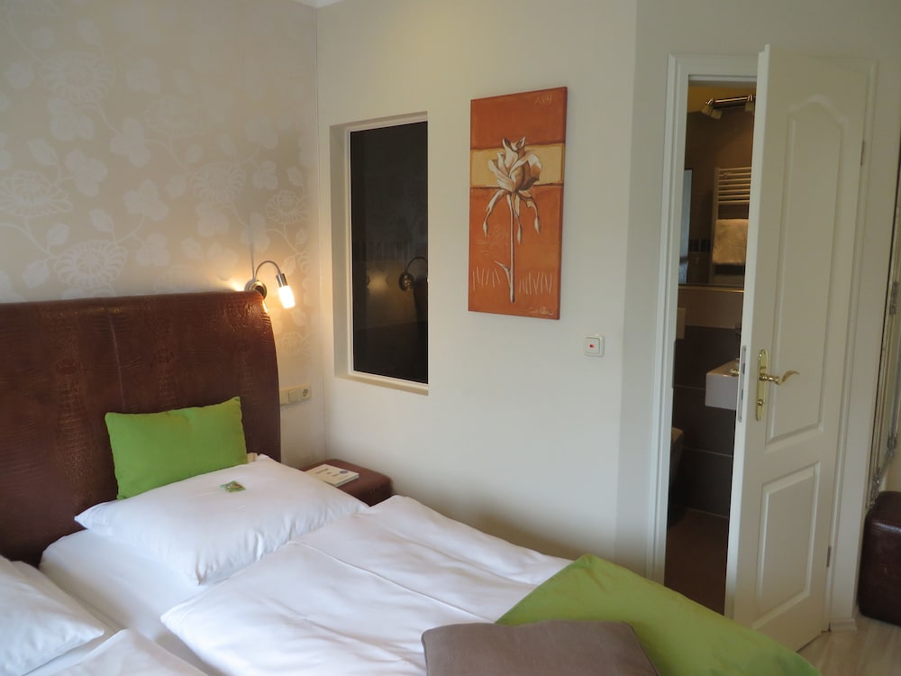Standard Double Room - Photo 13