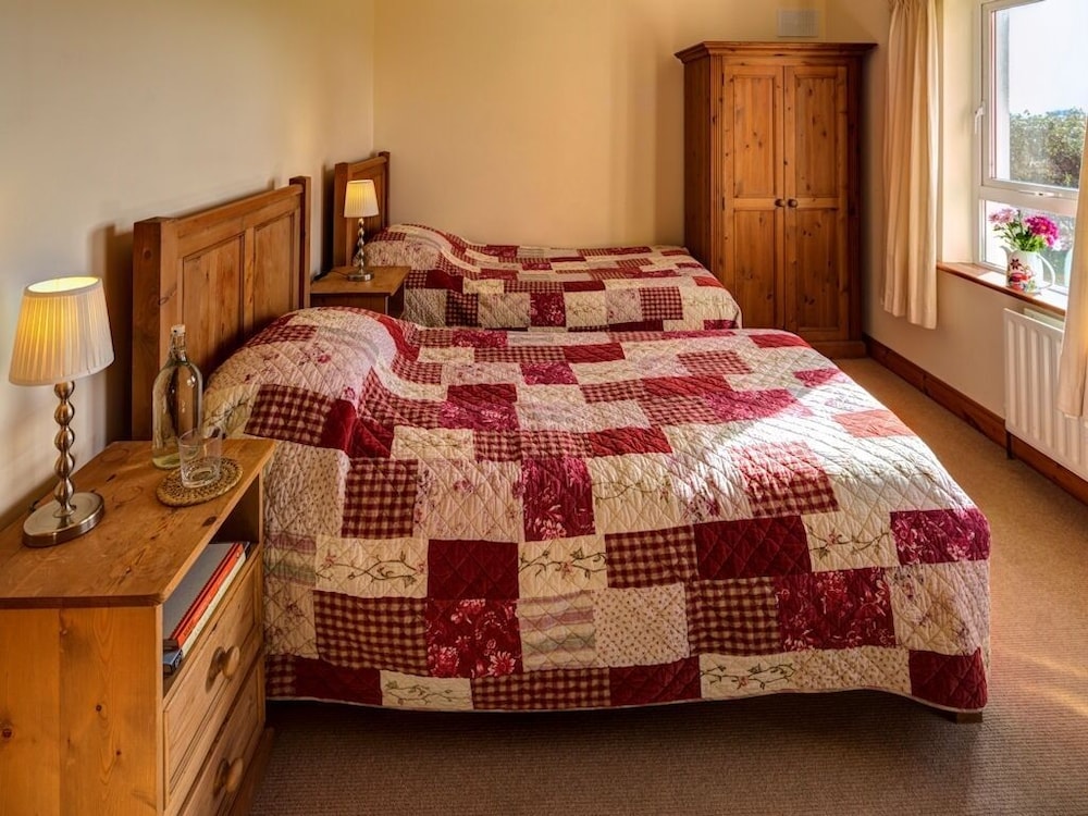 Twin Room, Ensuite, Sea View photo 1
