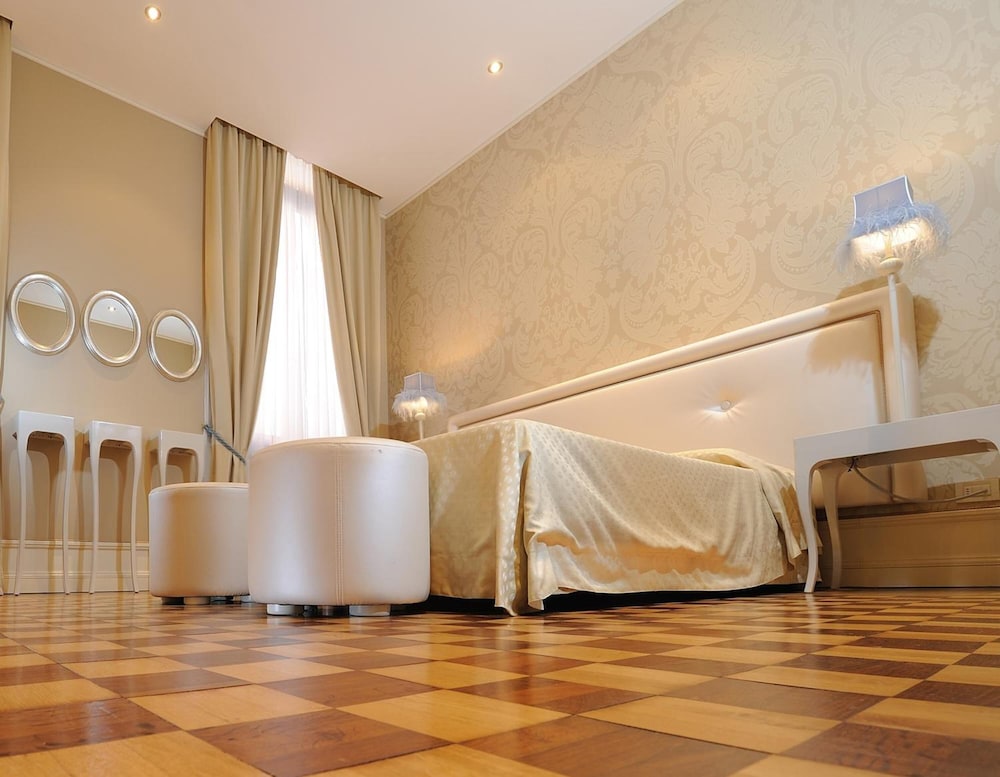 Exclusive Double Room, Canal View thumbnail 6