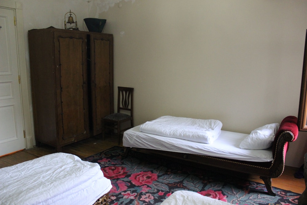 Standard Triple Room, 3 Twin Beds, Shared Bathroom photo 2