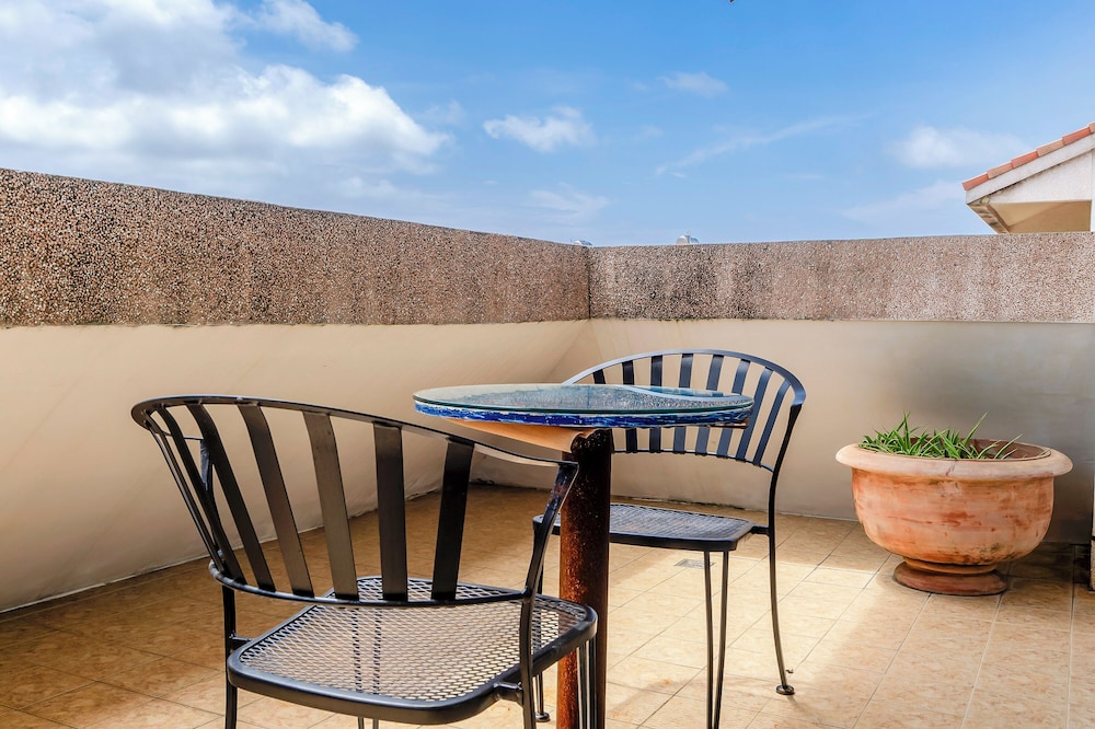Family Room With Balcony - Photo 4