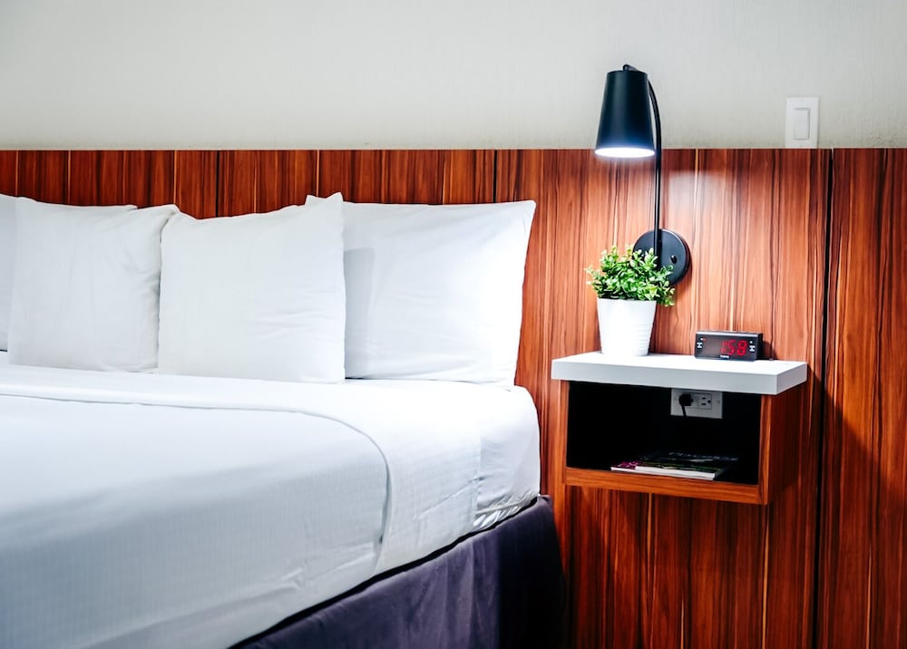 Standard Room, 1 King Bed - Photo 2