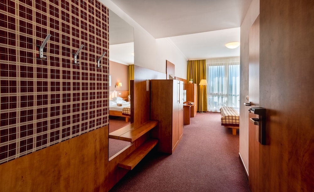 Room, Accessible photo 1