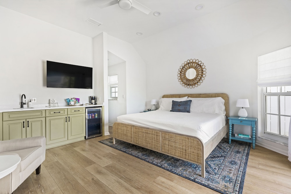 Superior Studio Suite, 1 King Bed, Garden View (Pet Friendly) photo 2