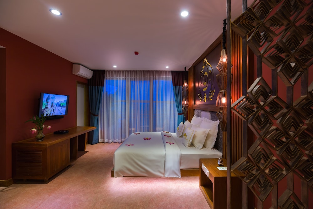 Luxury Suite, Bathtub, Balcony with City View photo 3