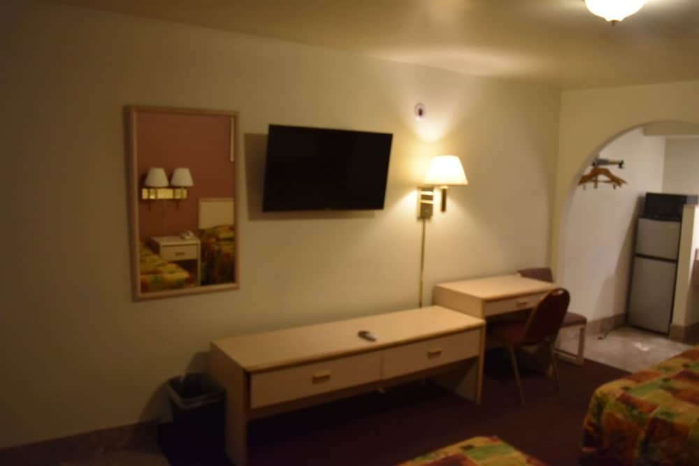 Room, 1 King Bed, Non Smoking photo 2