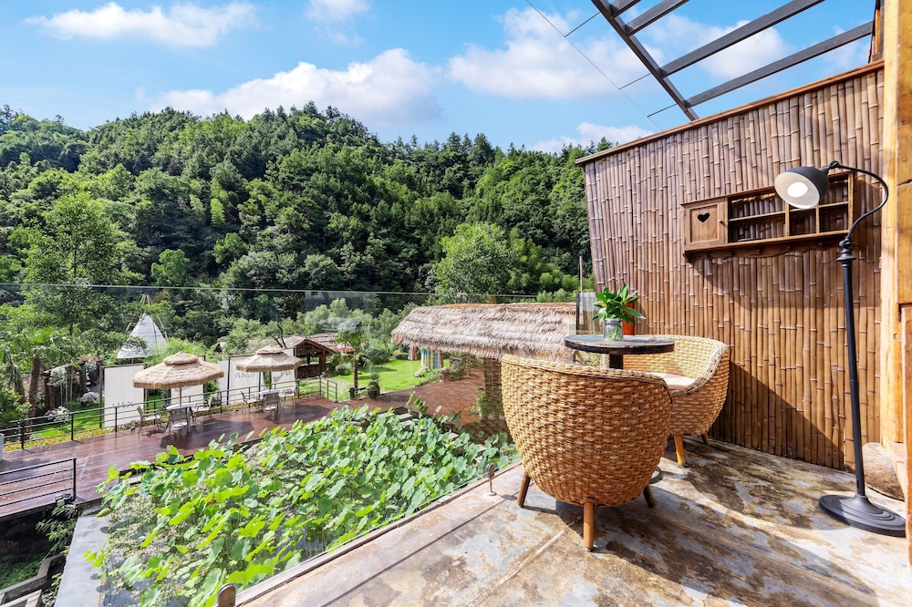 Signature Room, 1 King Bed, Balcony, Mountain View photo 1