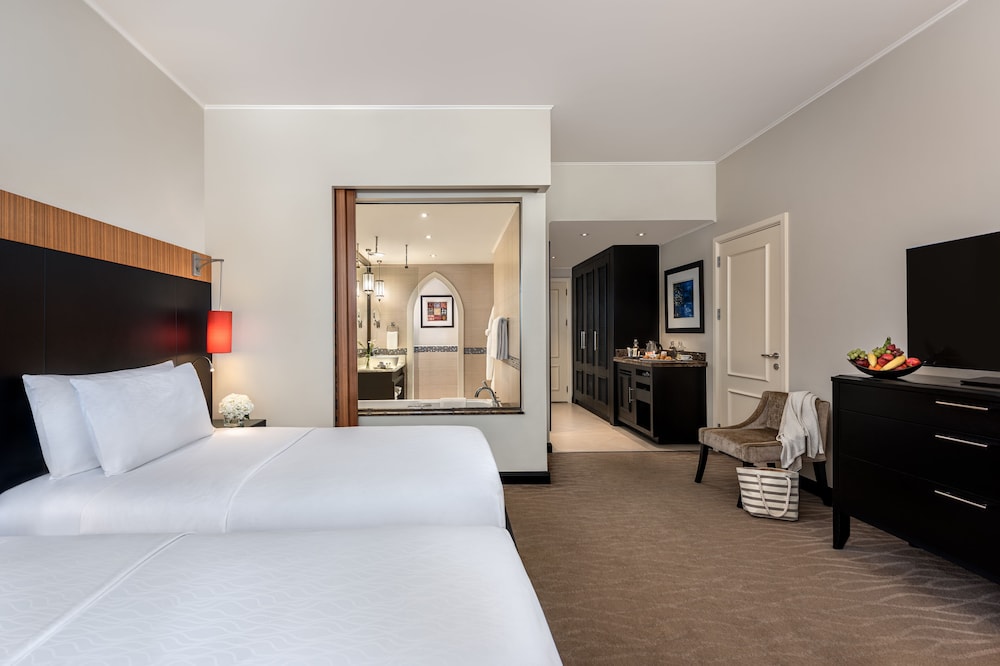 Premier King or Twins Room with Free Shuttle to Beach thumbnail 6