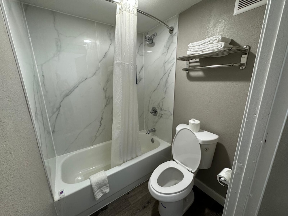 Deluxe Room, 2 Queen Beds, Non Smoking, Refrigerator & Microwave - Photo 2