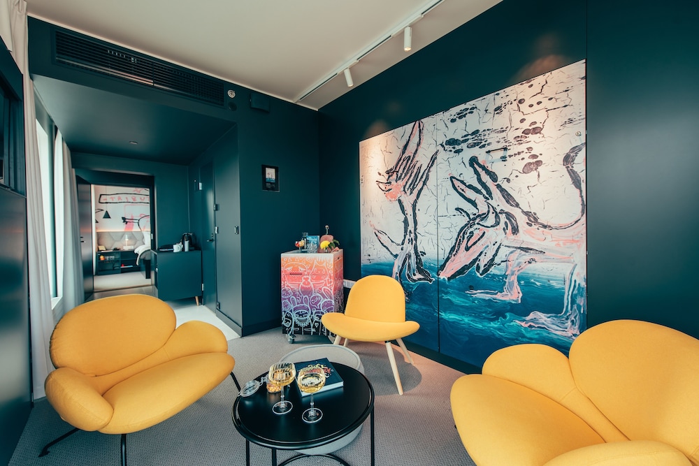 Exclusive Studio, Corner