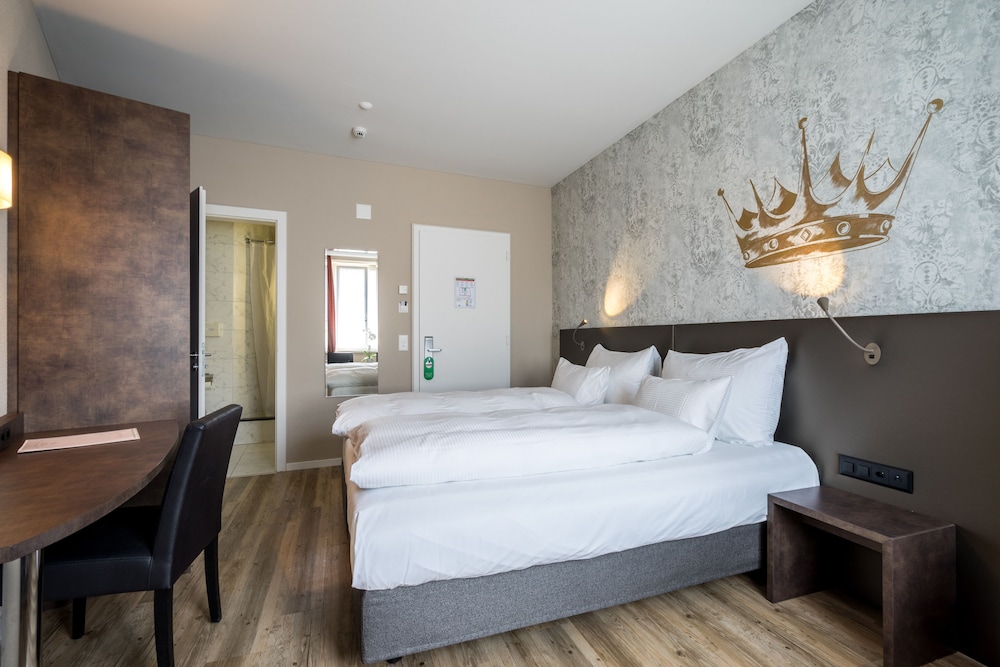 Standard Twin Room - Photo 9