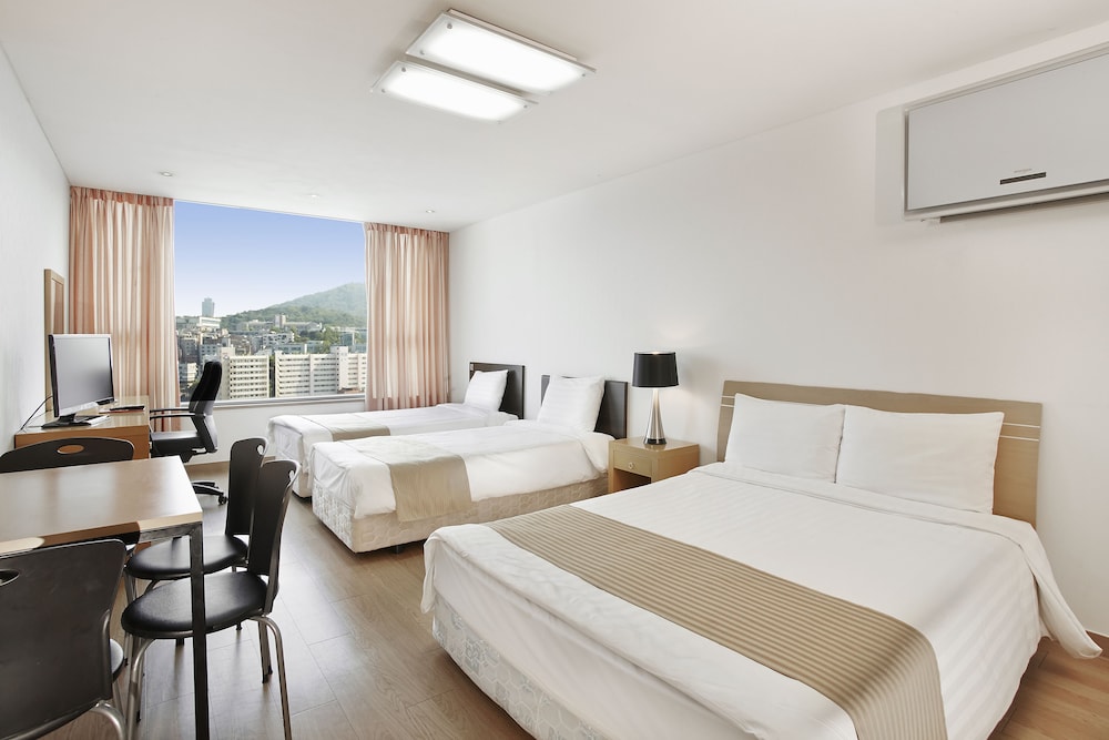 Deluxe Family Room - Photo 3