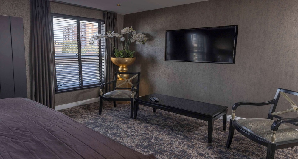 Superior Suite, 1 King Bed, Non Smoking - Photo 5