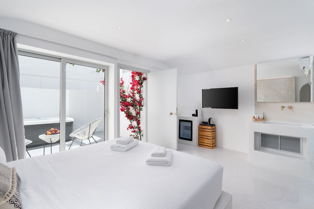 Cave Suite with Private Hot Tub & Private Steam Room (D1)