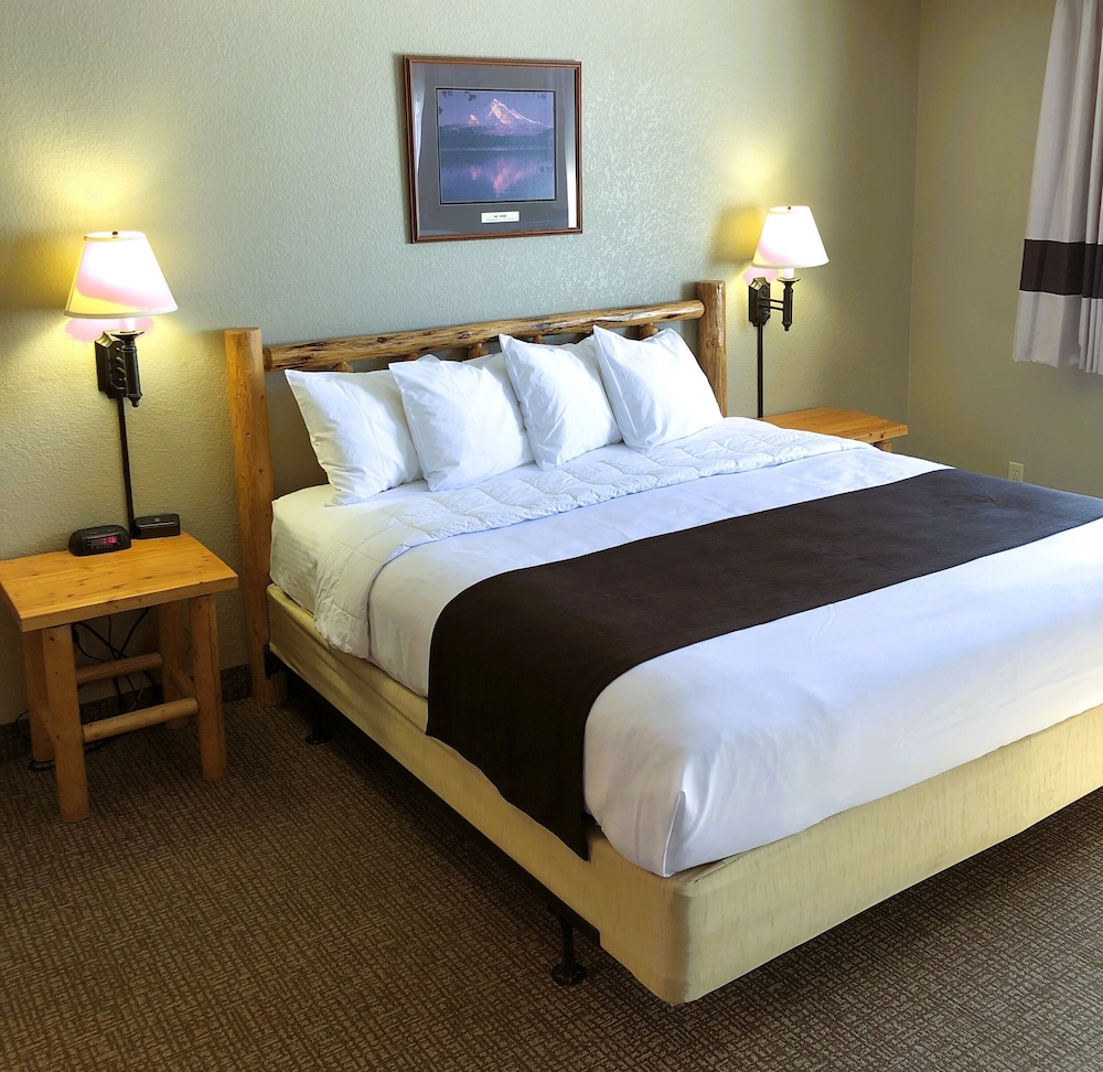 Deluxe Room, 1 King Bed, Refrigerator & Microwave, Mountain View photo 1
