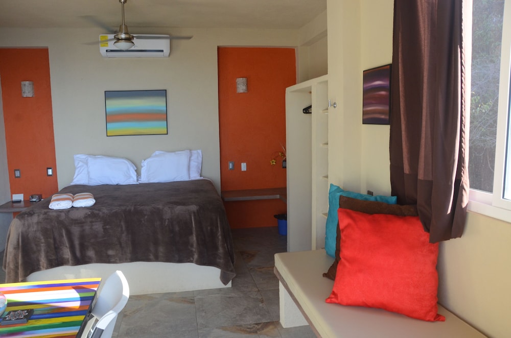Comfort Suite, 1 King Bed, Ocean View, Oceanfront R2 photo 1
