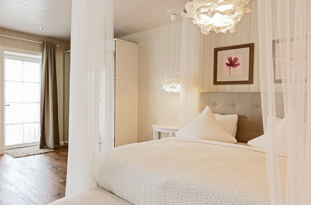 Junior Suite with Hot Tub Access - Photo 8