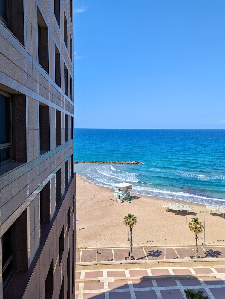 Exclusive Studio Suite, 1 Bedroom, Hot Tub, Beach View photo 3