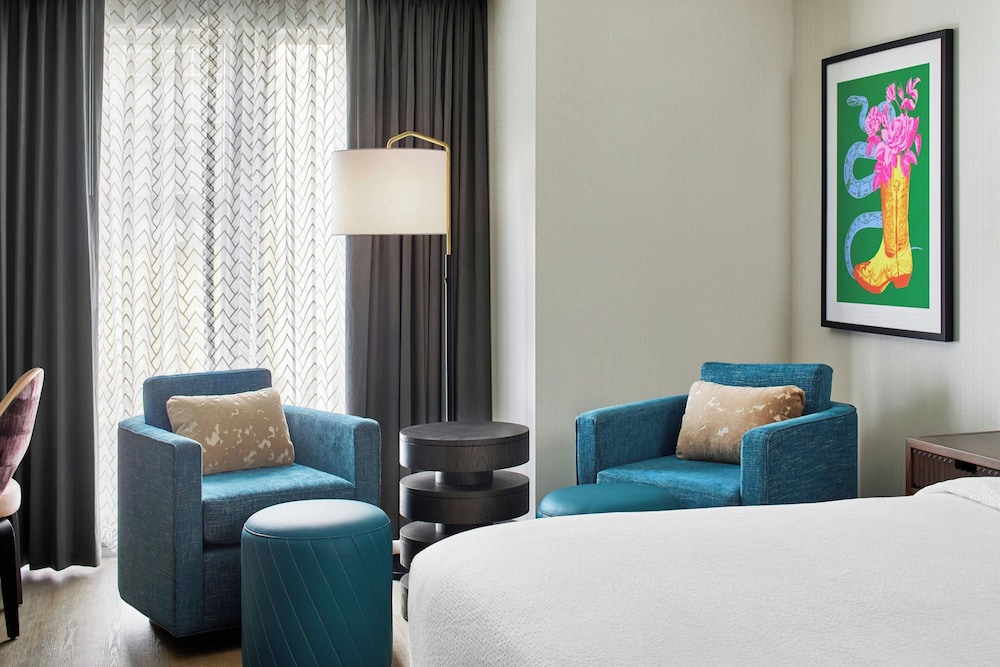 Elite Room, 1 King Bed, Smoking, Corner thumbnail 6