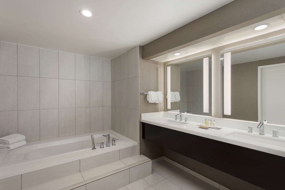 Suite, 1 King Bed - Photo 11
