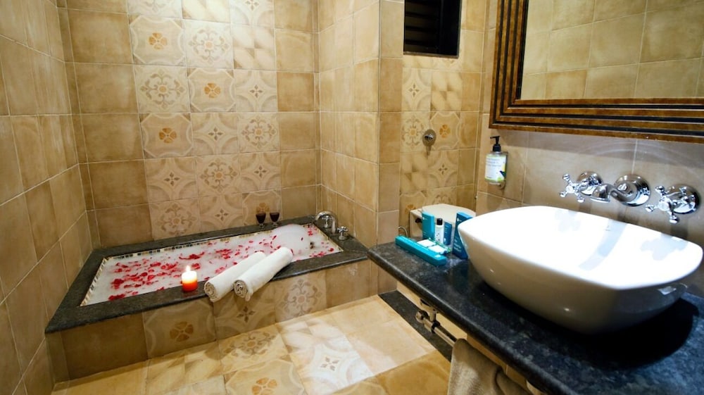 Regalia (Bathtub) photo 3