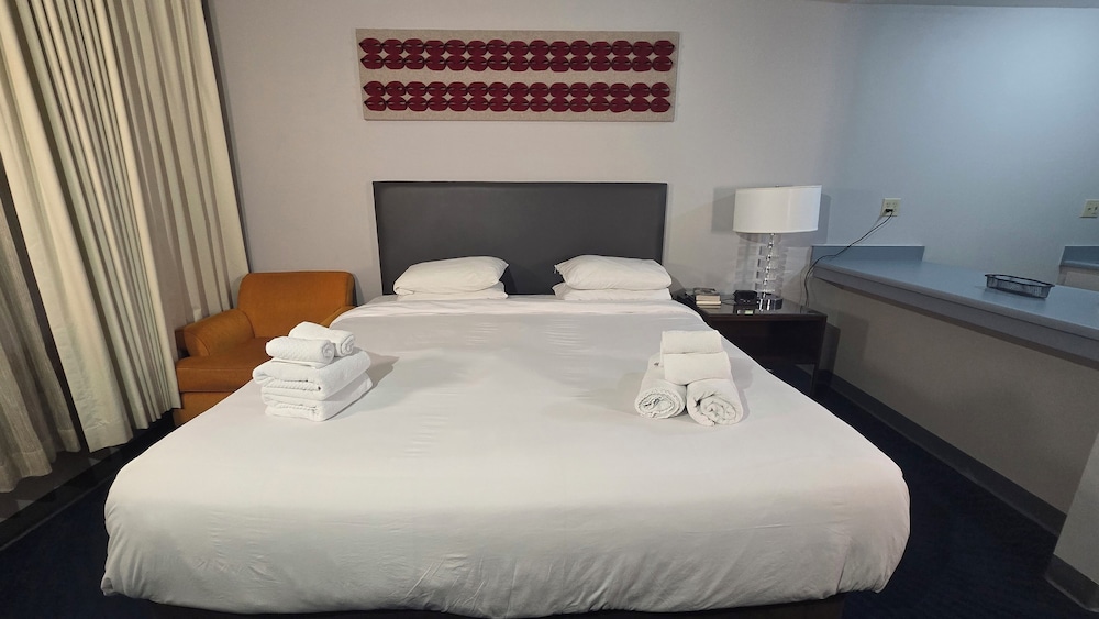 Standard Room, 1 King Bed, Non Smoking photo 3