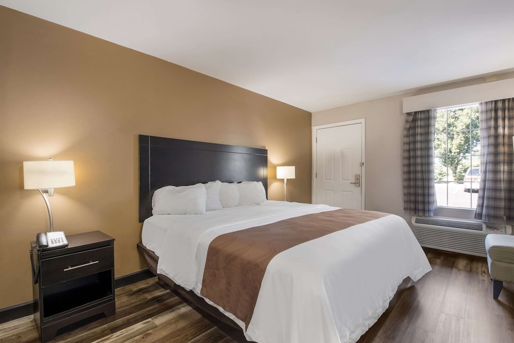 Standard Room, 1 King Bed, Non Smoking (Accessible) - Photo 3