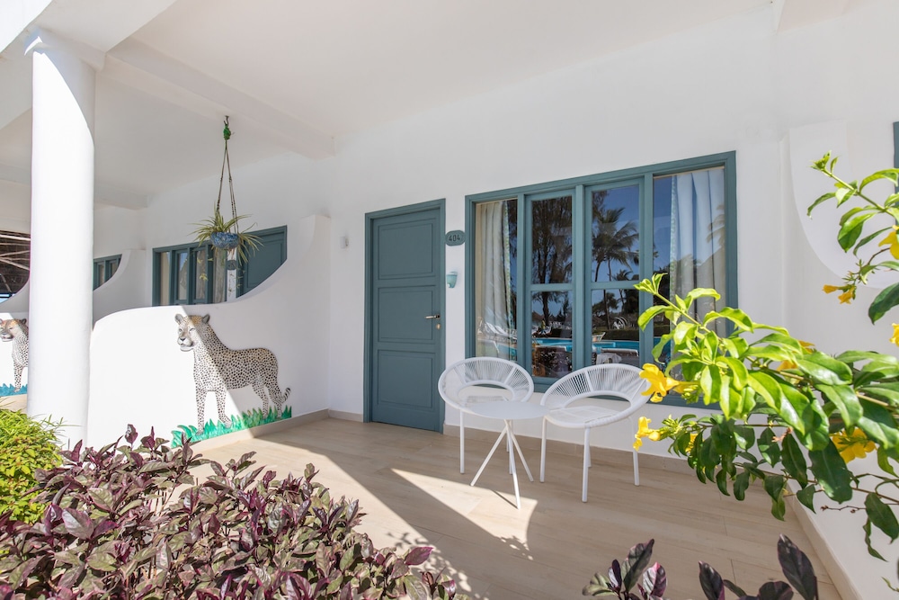 Deluxe Room, Pool View, Beachside
